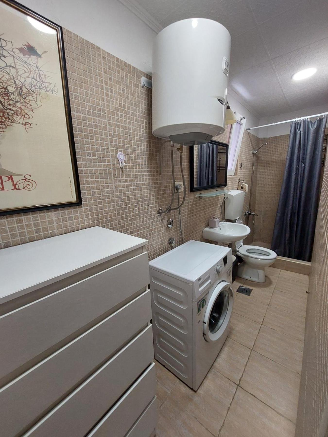 Garden Apartmant Near Sea Kotor Bilik gambar
