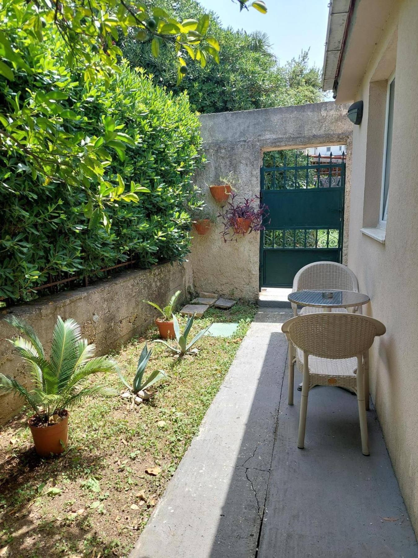Garden Apartmant Near Sea Kotor Bilik gambar